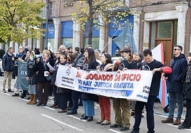 Manifestación para apoyar a los letrados del turno de oficio David Lázaro y Roberto Hernández.