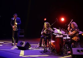 José Luis Gutiérrez, Christian Gálvez y Tommy Caggiani en un momento del concierto.