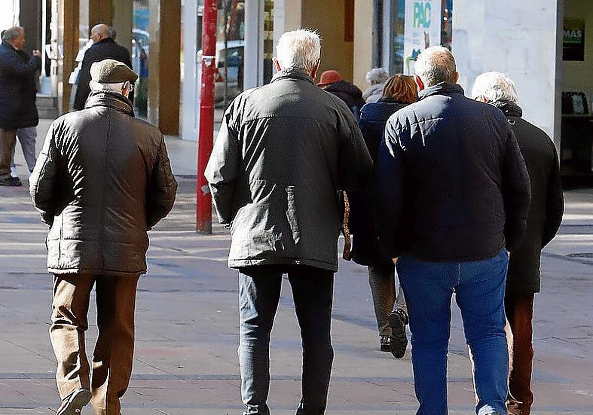 Jubilados andando por la calle.