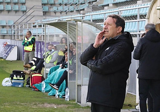 Eusebio Sacristán vuelve a los banquillos con derrota en su debut con Castilla y León