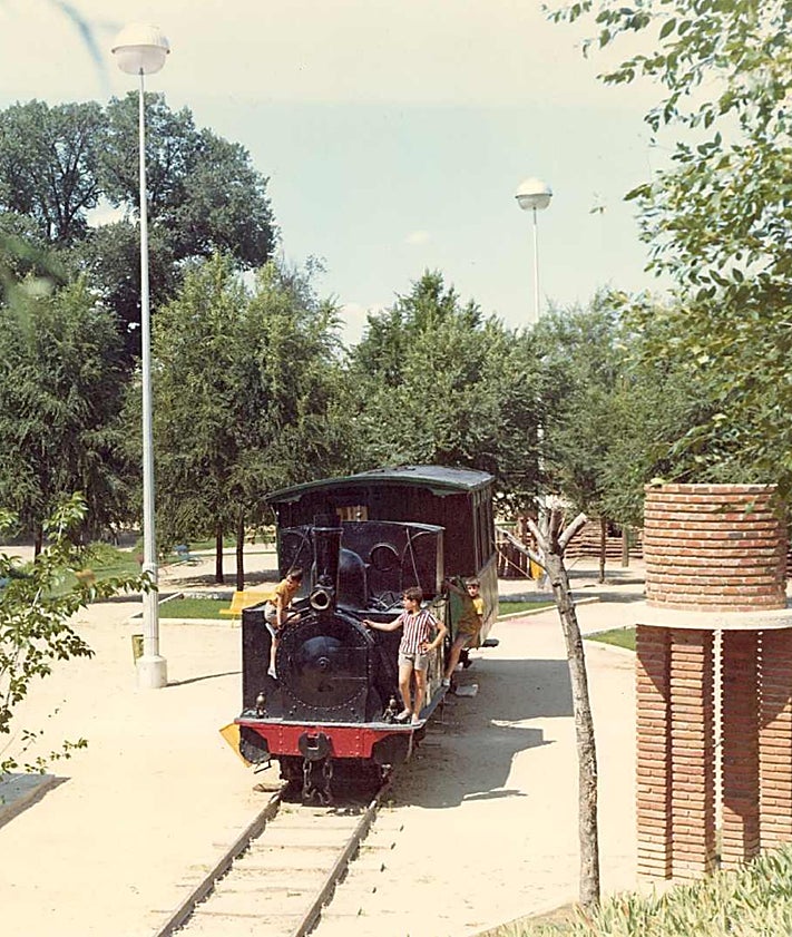 Imagen secundaria 2 - Arriba, las instalaciones de la estación del Campo de Béjar tras su cierre definitivo. Abajo, derribo de las mismas y la locomotora del ferrocarril económico en las Moreras.