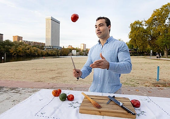 El influencer de recetas Carlos Ruiz (@charlesalpunto) en la playa de las Moreras de Valladolid.