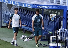 Izan Merino se retira de un entrenamiento del Málaga.