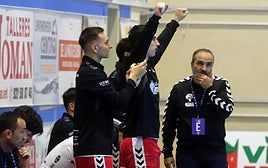 Álvaro Senovilla, con gesto serio, durante un partido en Nava de la Asunción.
