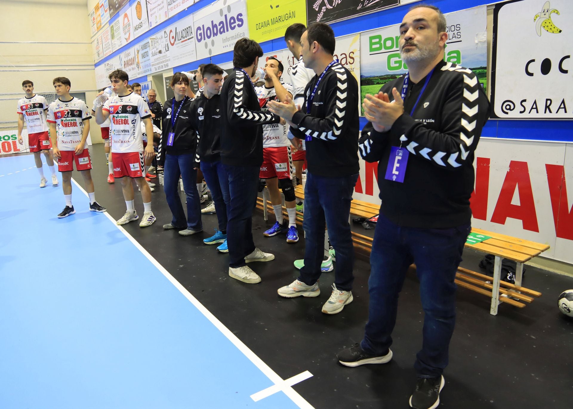 Fotos de la derrota del Balonmano Nava ante el colista
