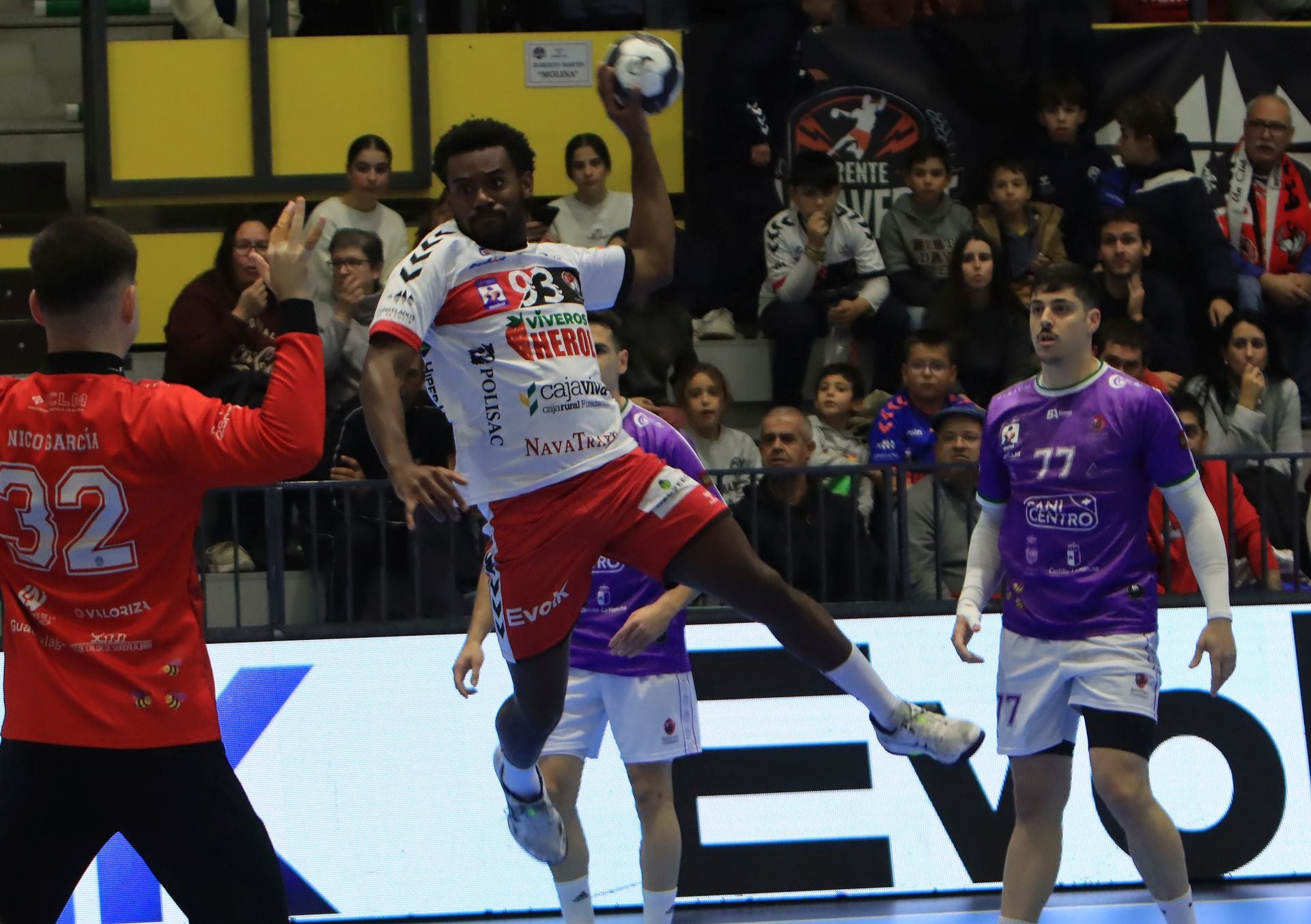 Fotos de la derrota del Balonmano Nava ante el colista