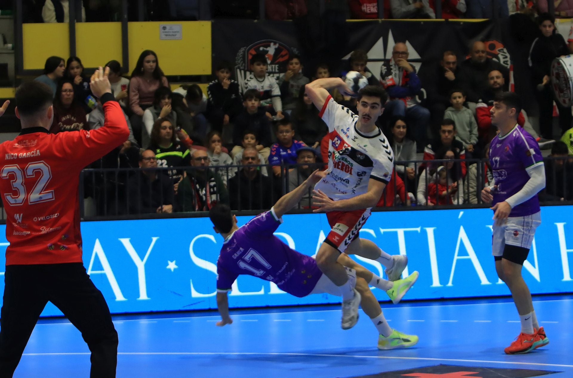 Fotos de la derrota del Balonmano Nava ante el colista