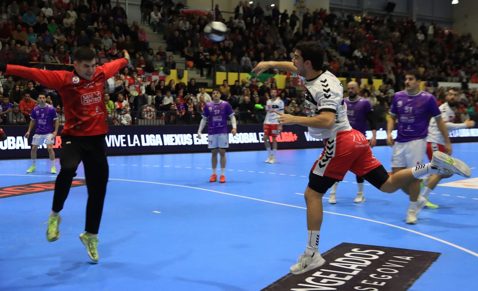 Fotos de la derrota del Balonmano Nava ante el colista