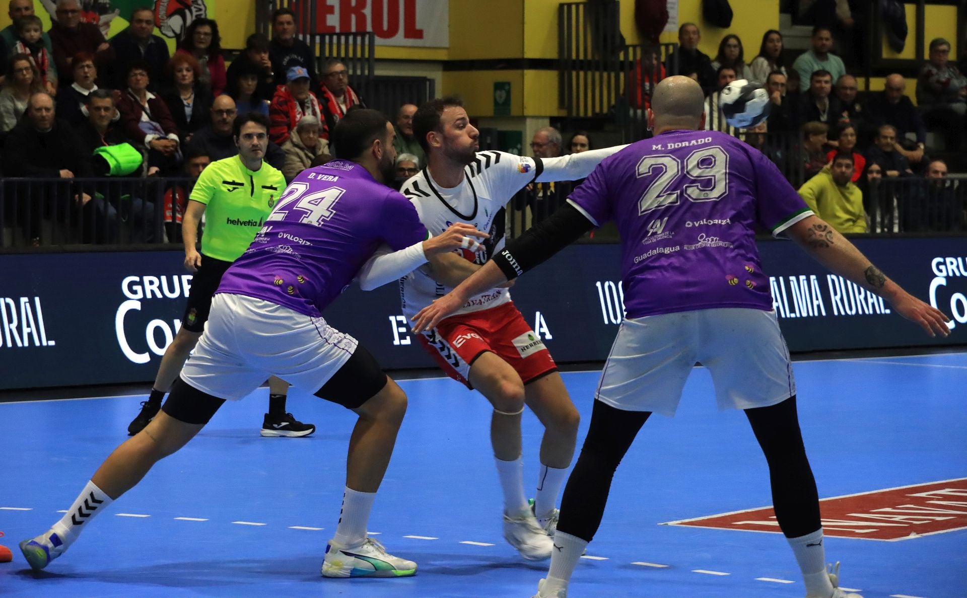 Fotos de la derrota del Balonmano Nava ante el colista