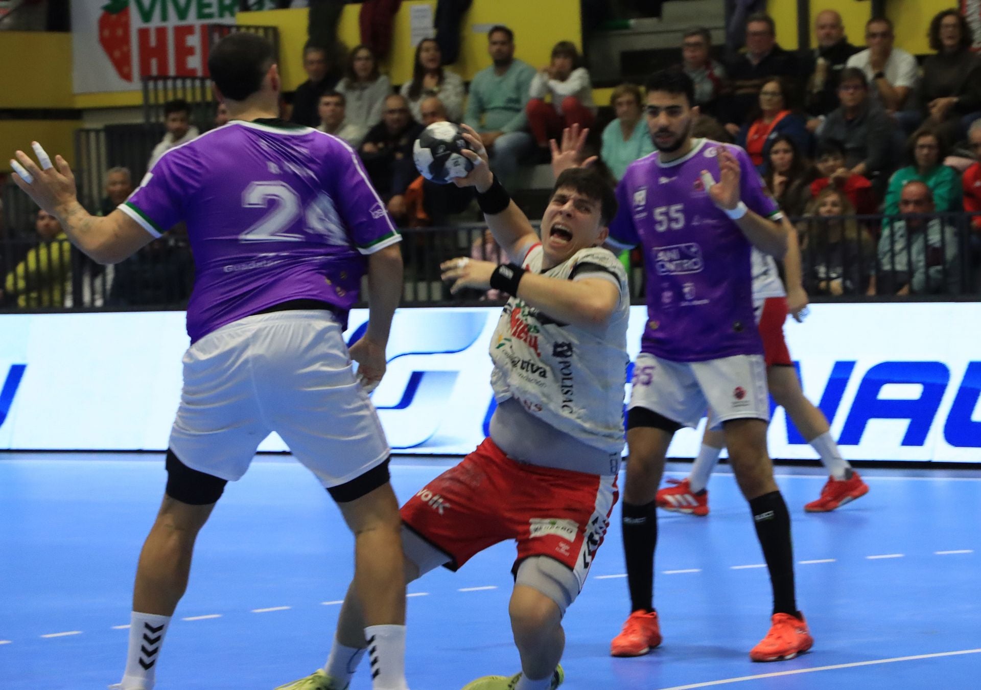 Fotos de la derrota del Balonmano Nava ante el colista