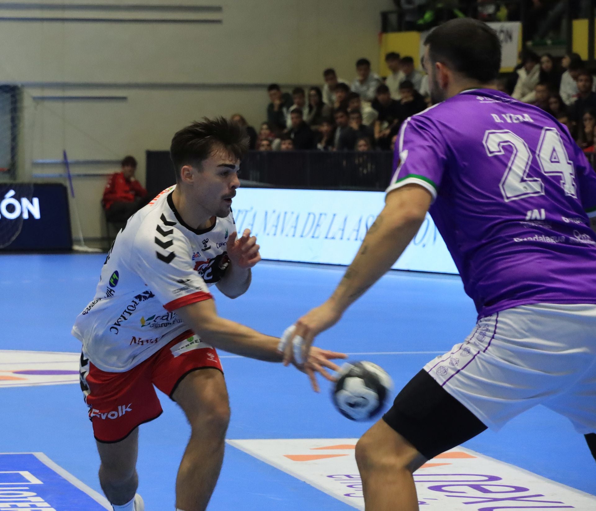 Fotos de la derrota del Balonmano Nava ante el colista