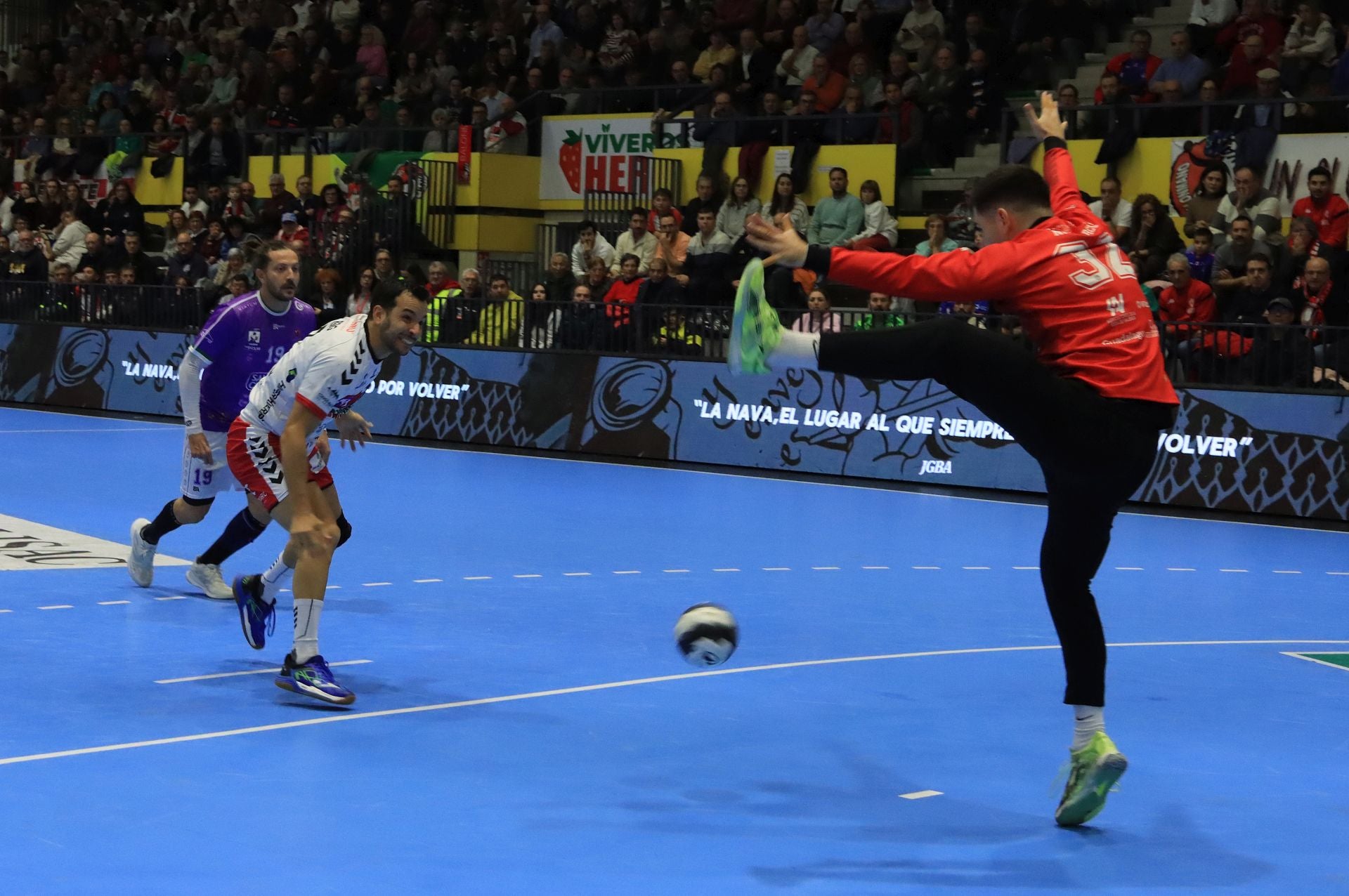 Fotos de la derrota del Balonmano Nava ante el colista