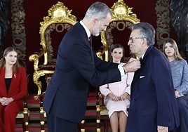 El rey Felipe VI impone el Toisón de Oro al padre de la Constitución Miguel Herrero de Miñón durante el acto de conmemoración del 50 aniversario de restauración de la Monarquía.