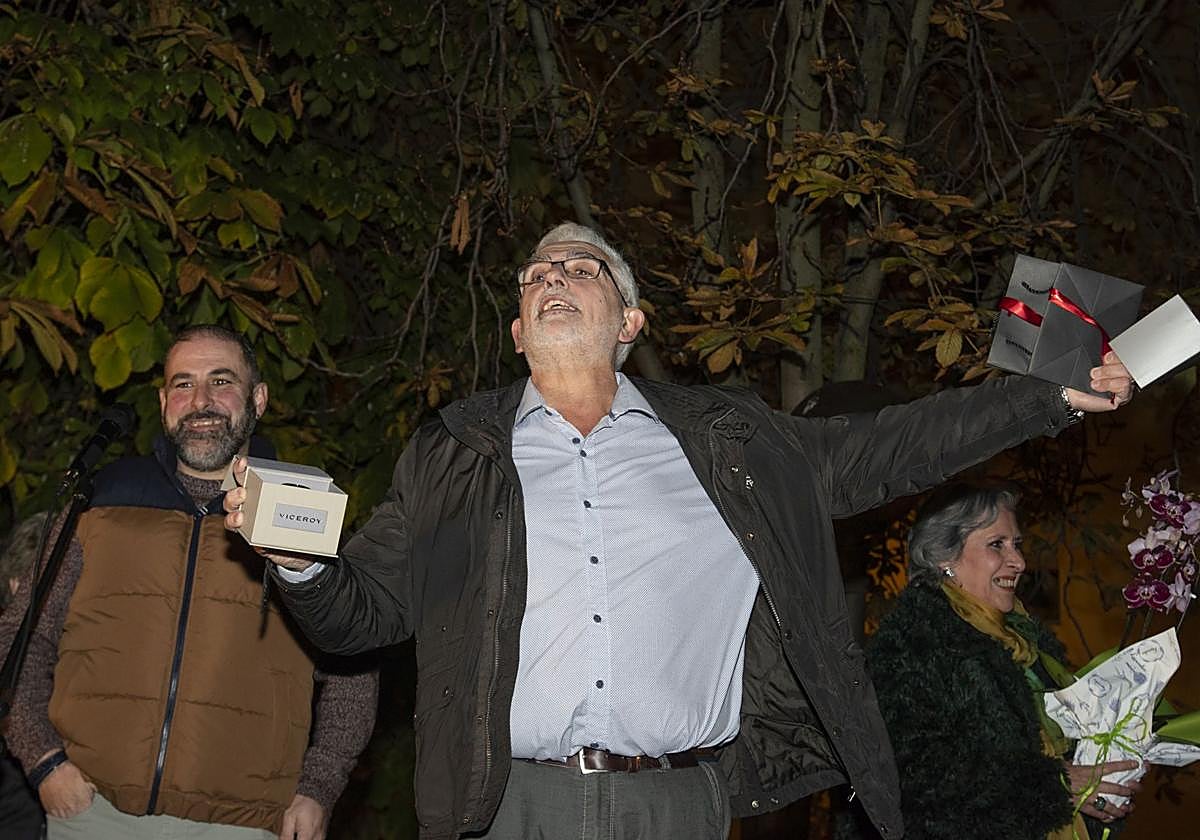 Fernando Marín agradece a los vecinos su cariño en el acto de este viernes.