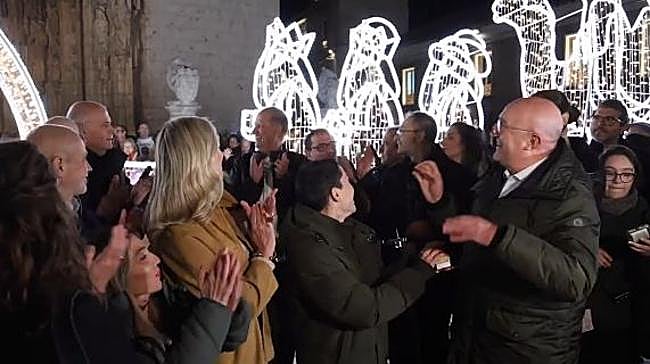 ¿Qué deportista vallisoletana ha apretado este año el botón que encendía e inauguraba las luces de navidad de Valladolid junto al alcalde Jesús Julio Carnero?