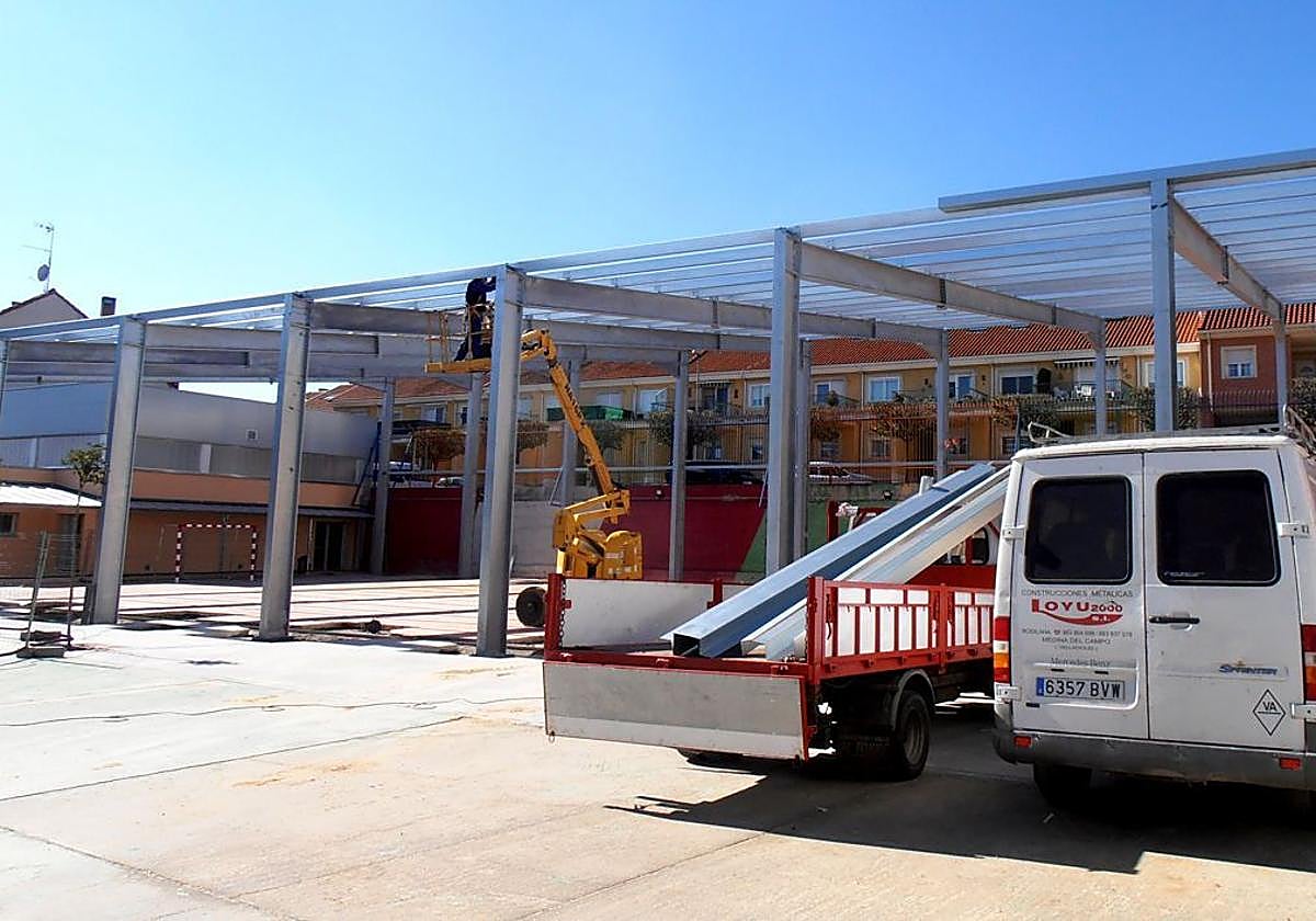 En las imágenes, naves, pasarelas, barandillas y escaleras fabricadas y montadas por LOYU 2000.