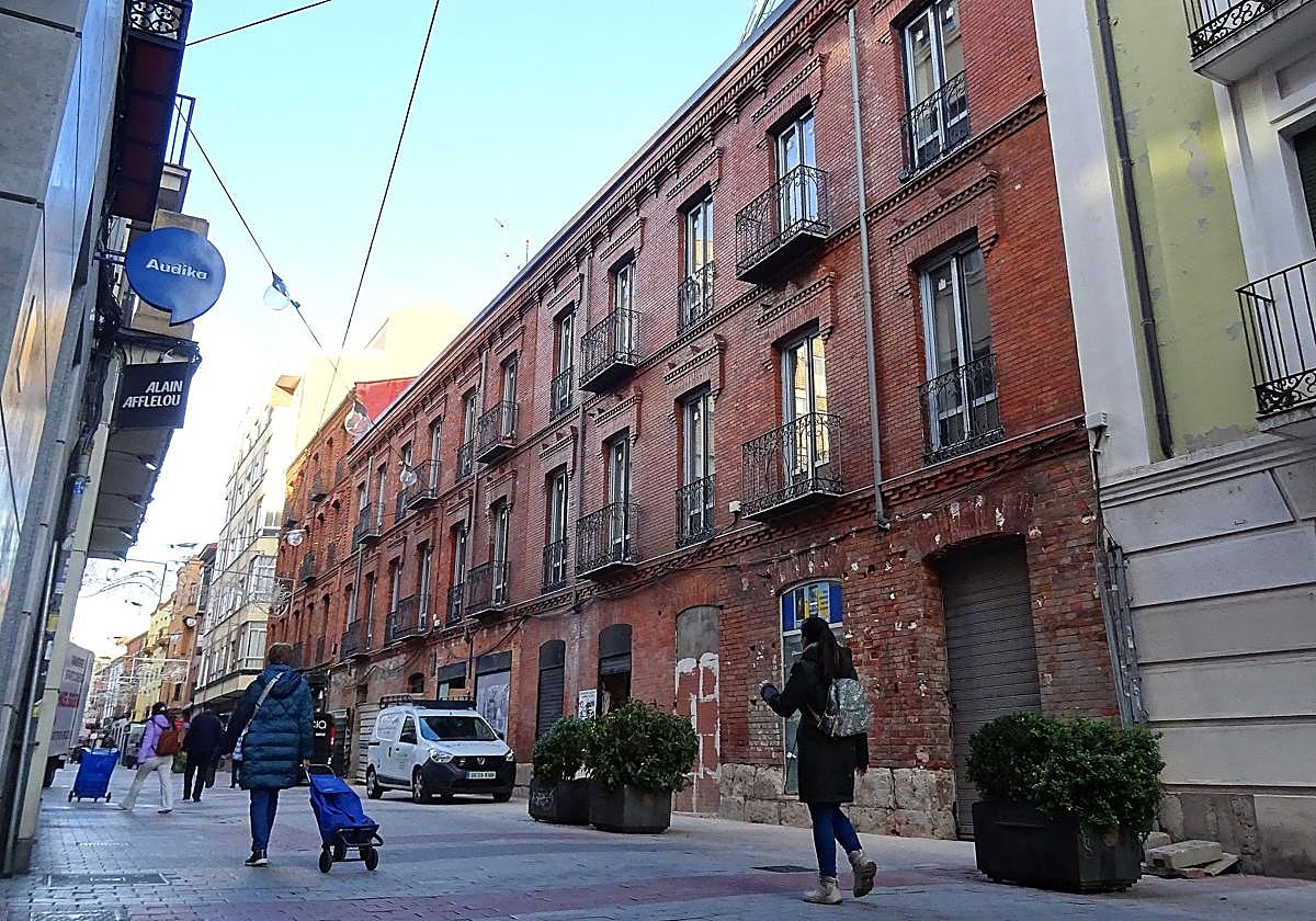 Exterior del edificio de los números 29 y 31 de la calle Mantería del que acaban de retirar los andamios.