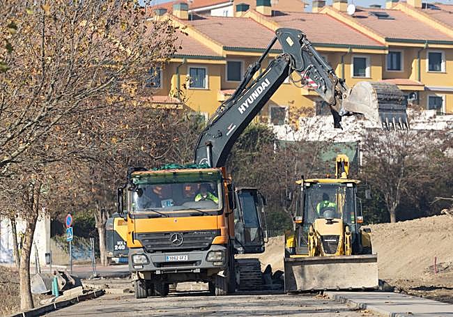 Las máquinas trabajan en la carretera de acceso al colegio, hoy ya eliminada.
