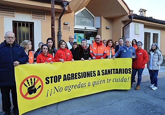 Concentración ante el centro de salud de Sepúlveda por la reciente agresión sufrida por un médico de Duruelo.