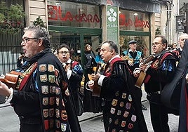 Los tunos, durante el pasacalles por la calle Mantería, rumbo a la iglesia de la Vera Cruz.