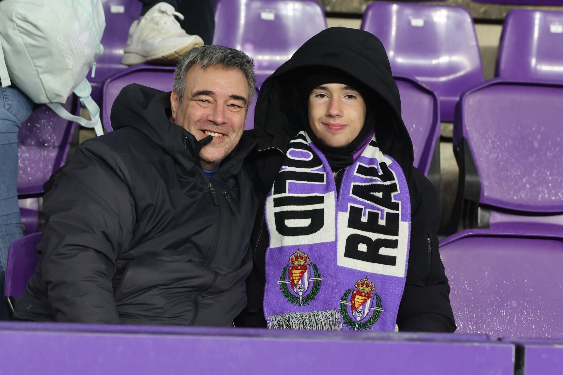 Búscate en la grada del estadio José Zorrilla (1/4)