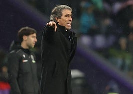 Almada da instrucciones desde la banda.