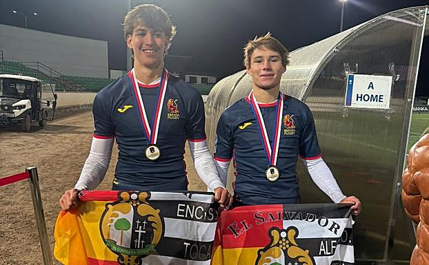 Alfonso y Martín posan con la bandera de El Salvador tras conquistar el título de campeones de Europa.