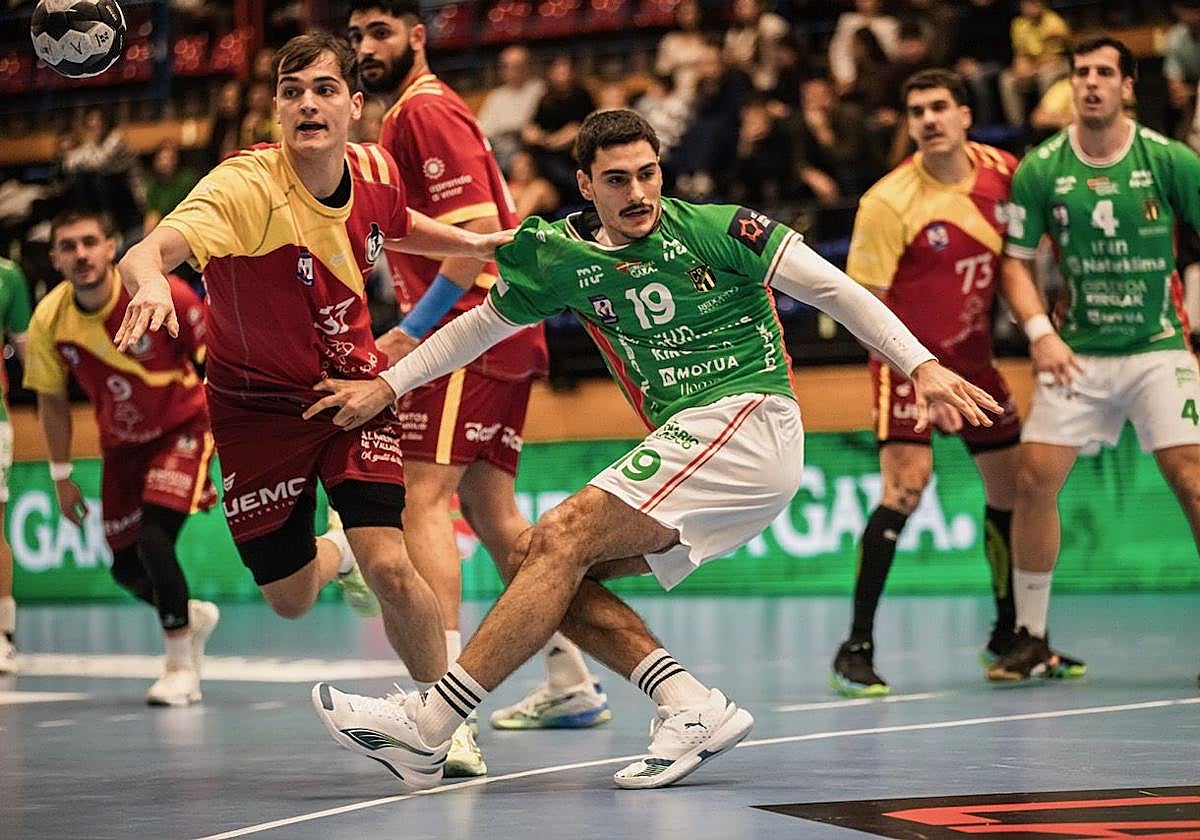 Un momento del partido del Recoletas en Irún.