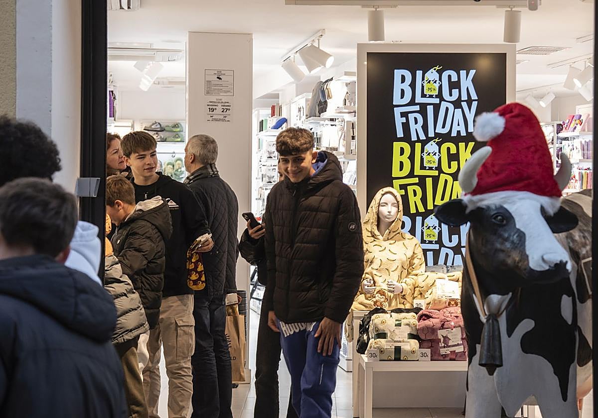 Carteles del Black Friday y decoración navideña en un establecimiento comercial de Segovia.