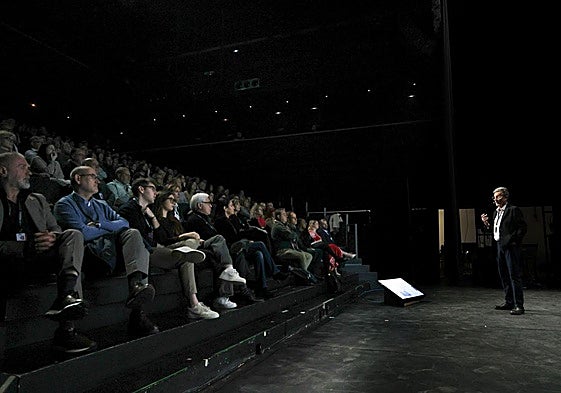 El neuropsiquiatra forense José Miguel Gaona durante su ponencia