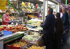 Una persona realiza la compra en un supermercado.