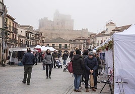 Multitud de personas asisten al mercado de la feria navideña en Turégano.