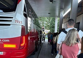 Imagen de archivo de pasajeros haciendo cola para subir a un autobús en El Espinar.