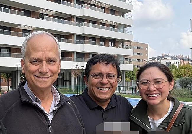 Robert Prevost, antes de ser elegido Papa, con Armando y Nathalie, en Villa del Prado.