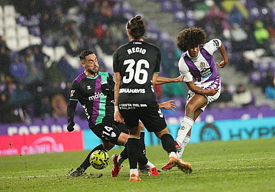 Peter Federico ejecuta un remate ante Recio y Víctor García durante el Real Valladolid-Málaga del pasado sábado en Zorrilla