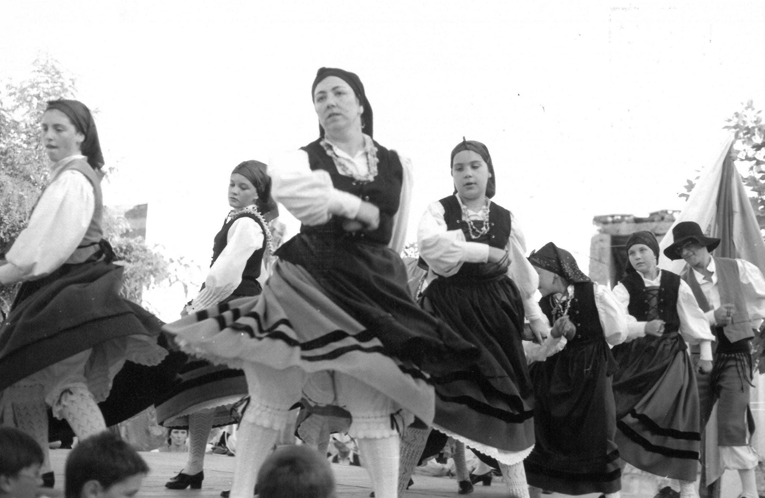 Actuación de bailes y jotas.