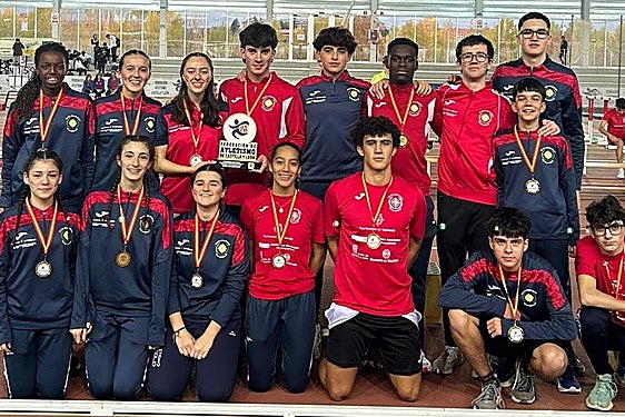 Imagen de los integrantes del Club Atletismo Valladolid que compitieron en Salamanca.