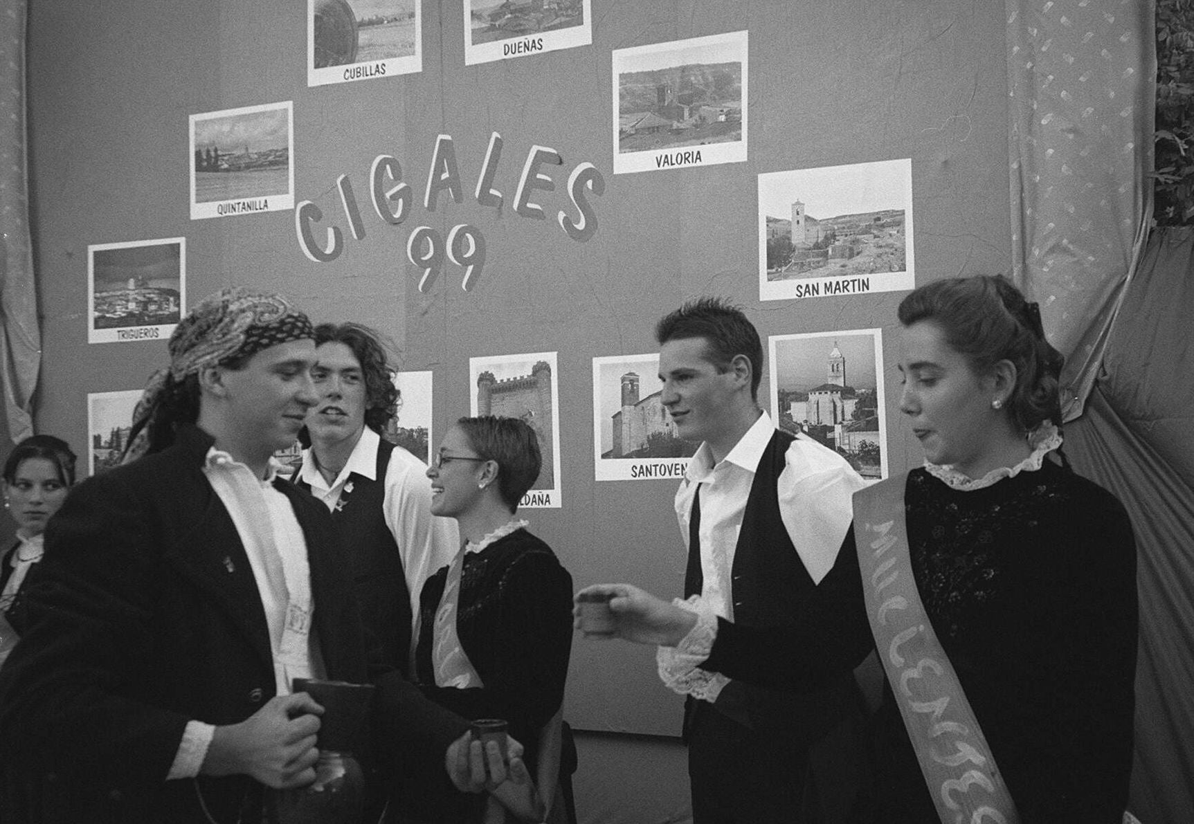 La bodeguera mayor de Mucientes degusta el primer mosto de la cosecha de Cigales. 2 de octubre de 1999.