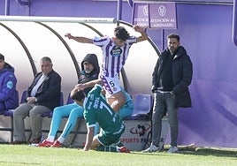 Mateo entra a Arco en la banda ante la mirada de Javi Baraja.