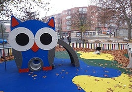 El parque infantil, con un simbólico búho como pieza central, de la 'plaza del Búho', en la esquina de Juan Carlos I con Villabáñez.