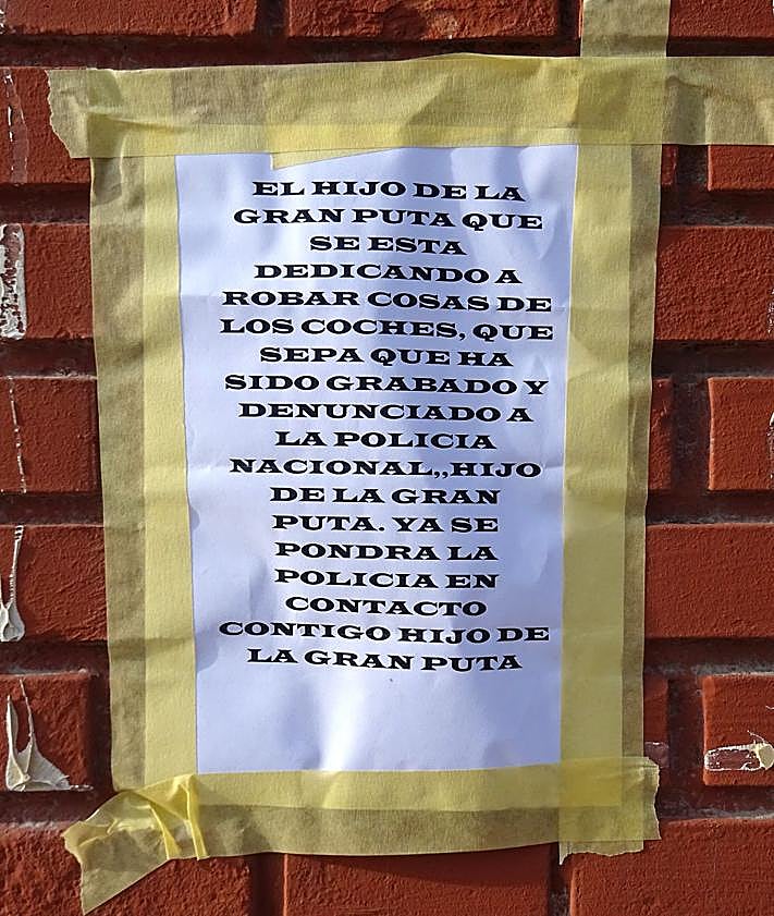 Imagen secundaria 2 - Arriba, charcos en el firme irregular de la explanada del estacionamiento. Debajo, a la izquierda, el acceso al aparcamiento desde la avenida de Segovia y detalle (derecha) del cartel colocado en la entrada.