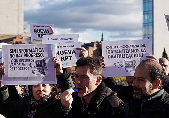 Un momento de la concentración en las puertas de las Cortes, el pasado martes.