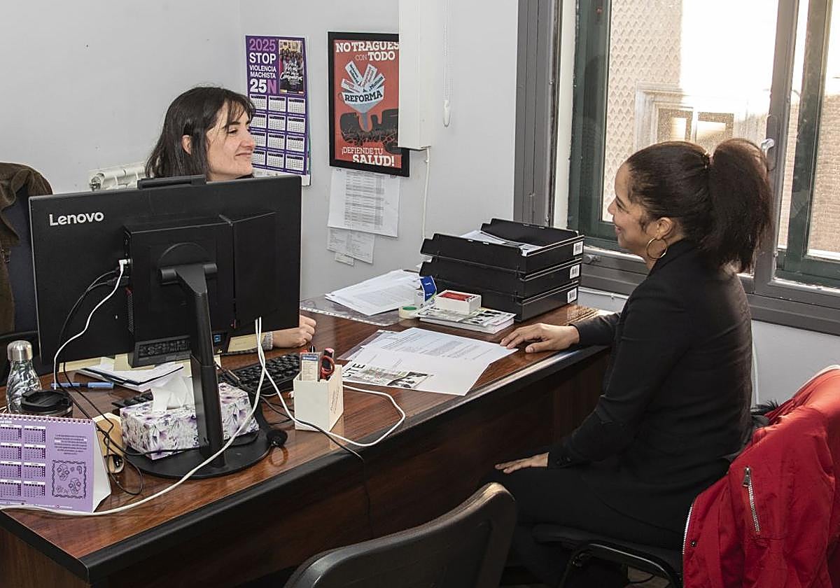 Raquel de Frutos, técnica encargada de asesorar a las personas inmigrantes, en su despacho.