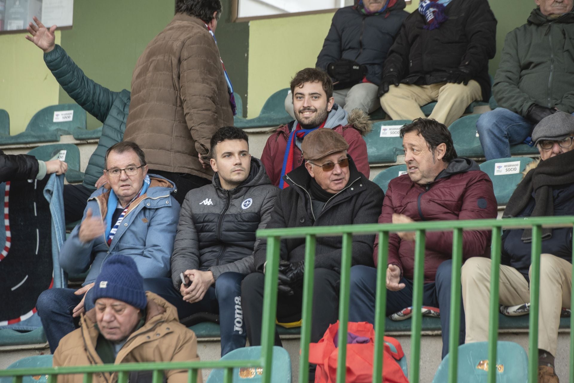 Búscate en las gradas de La Albuera durante el Segoviana vs Astorga
