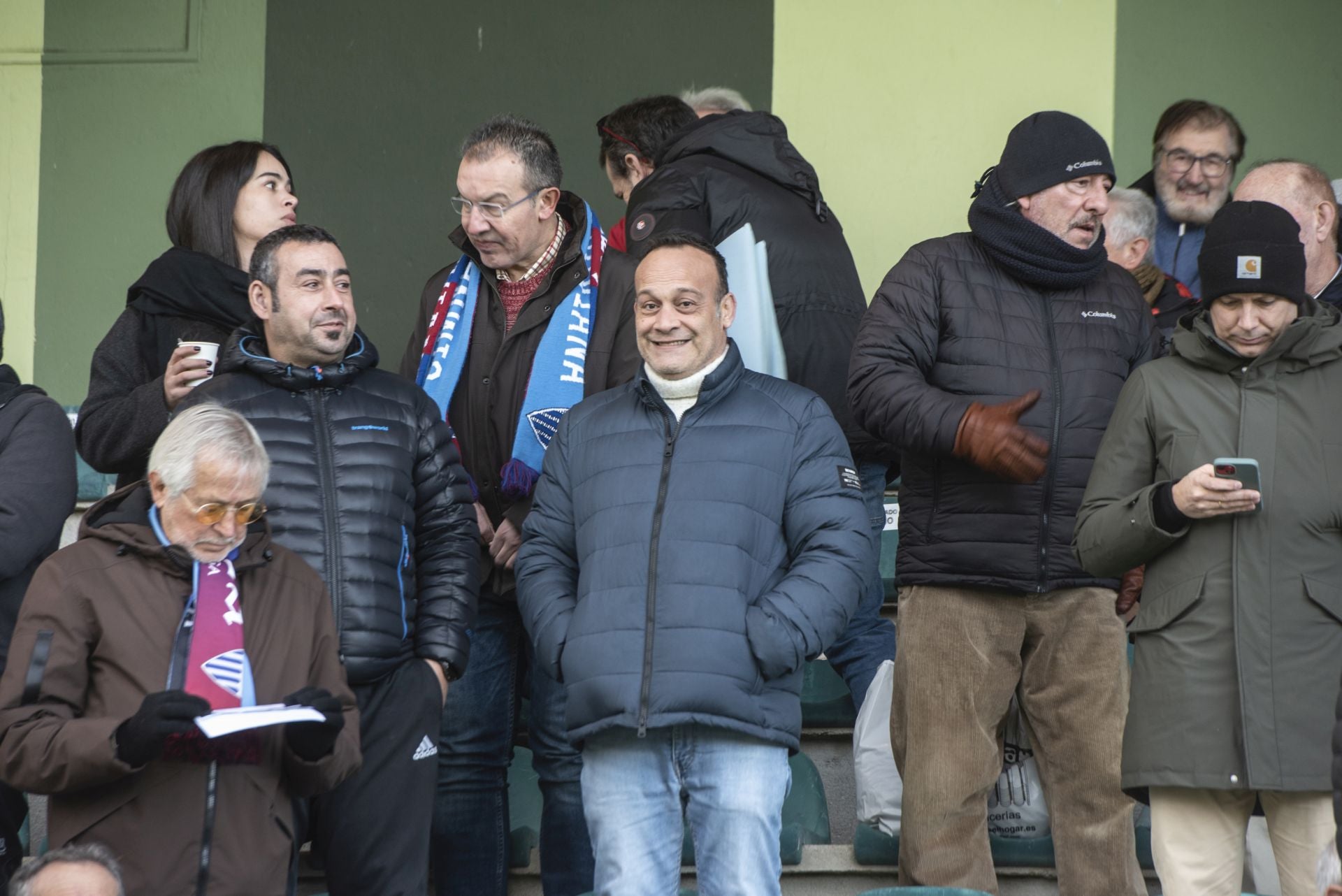 Búscate en las gradas de La Albuera durante el Segoviana vs Astorga