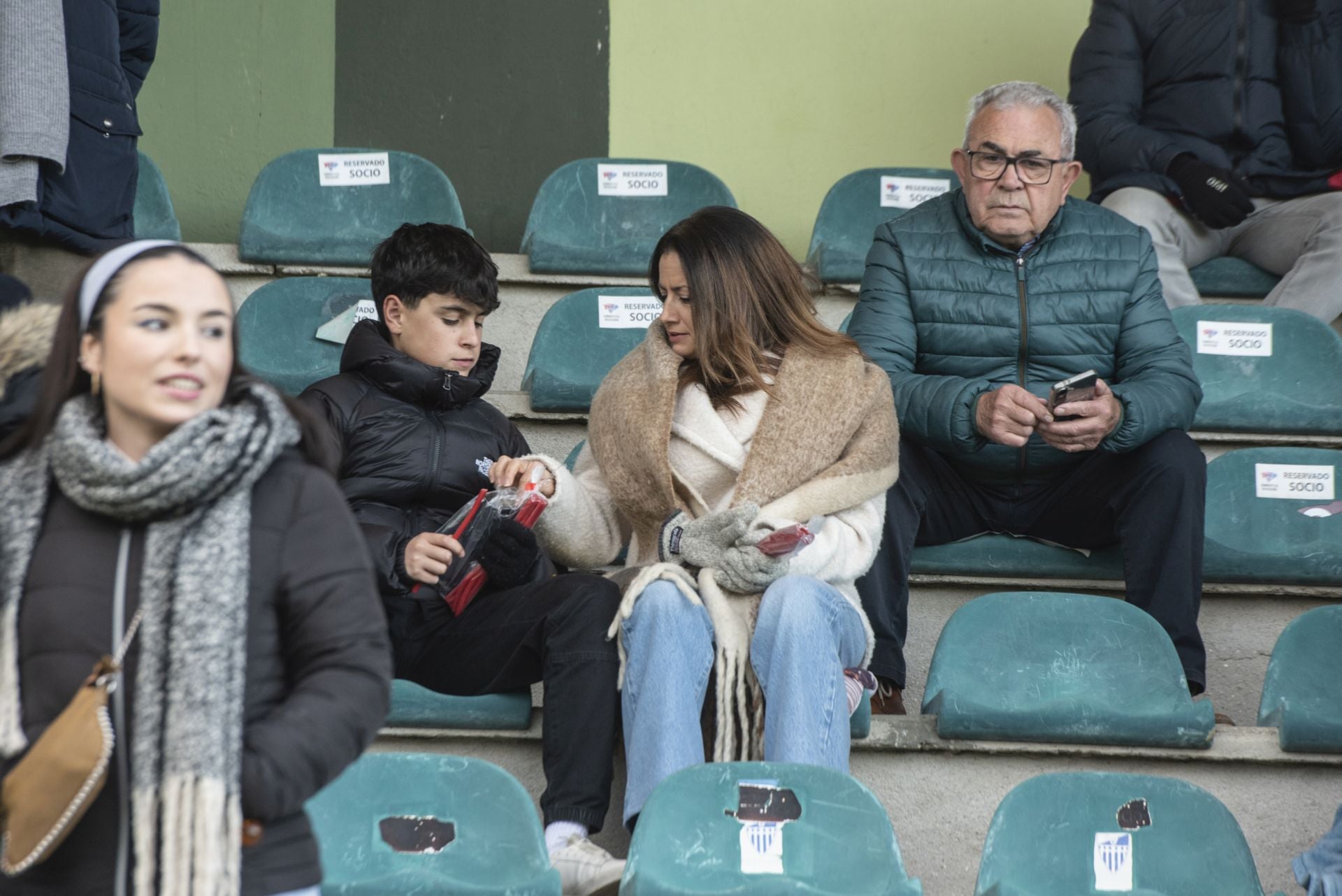 Búscate en las gradas de La Albuera durante el Segoviana vs Astorga