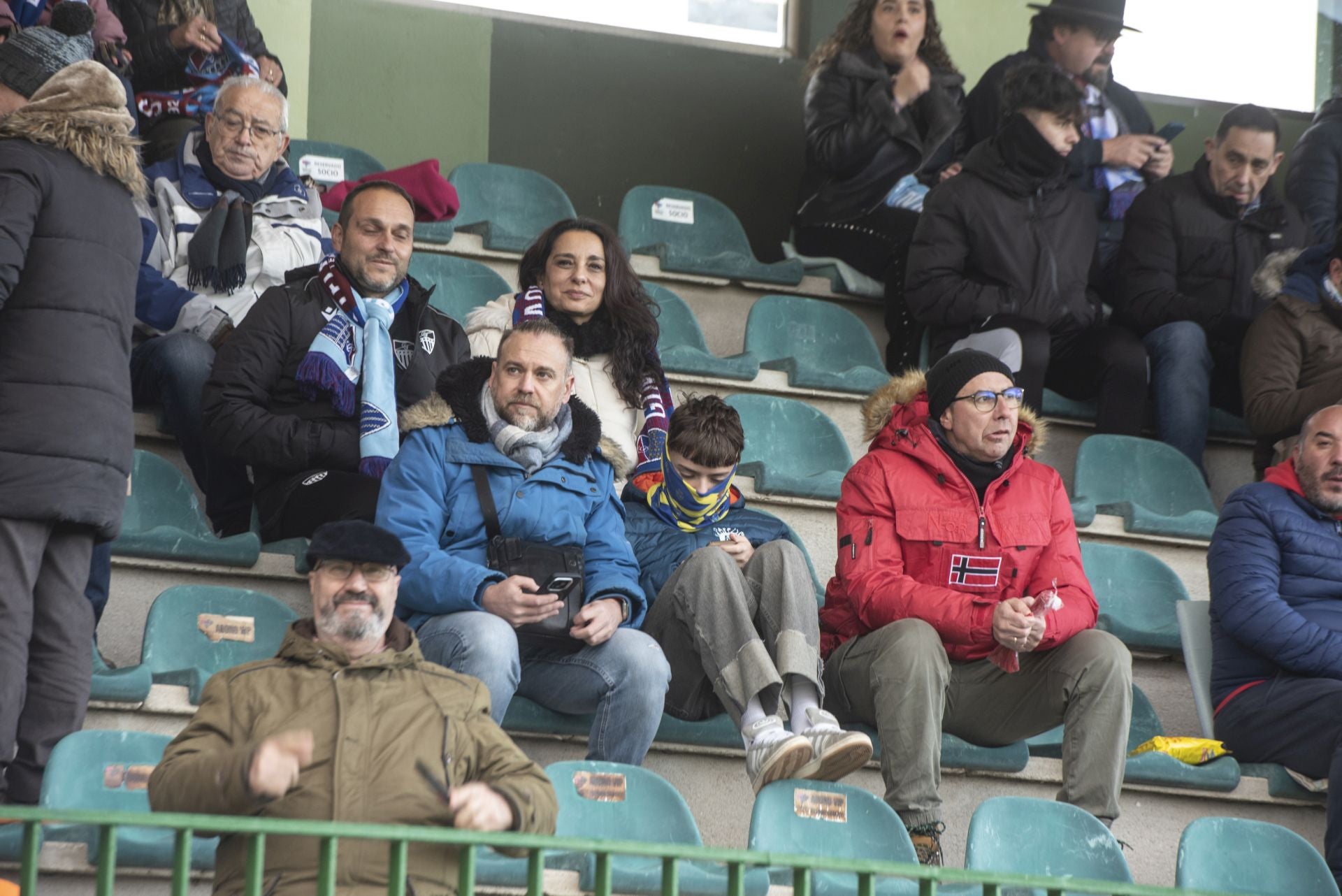 Búscate en las gradas de La Albuera durante el Segoviana vs Astorga