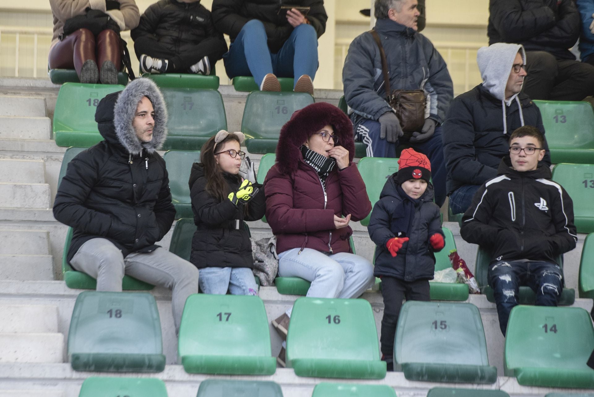 Búscate en las gradas de La Albuera durante el Segoviana vs Astorga