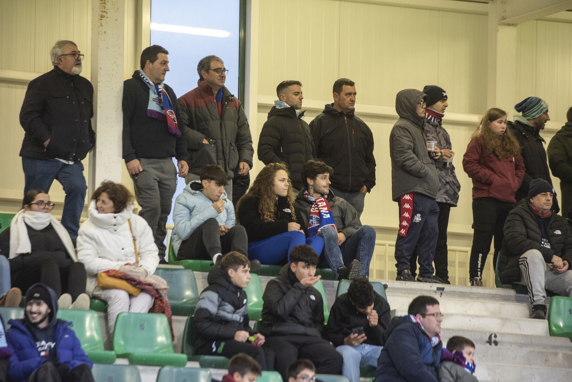Búscate en las gradas de La Albuera durante el Segoviana vs Astorga