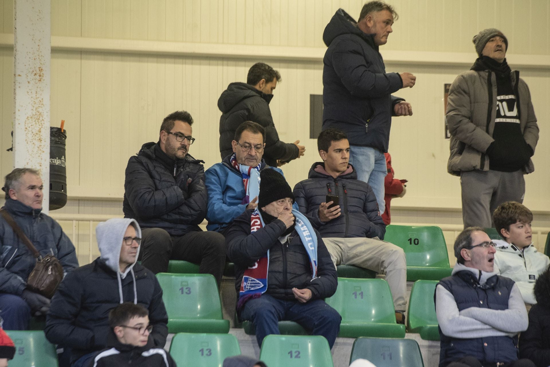 Búscate en las gradas de La Albuera durante el Segoviana vs Astorga